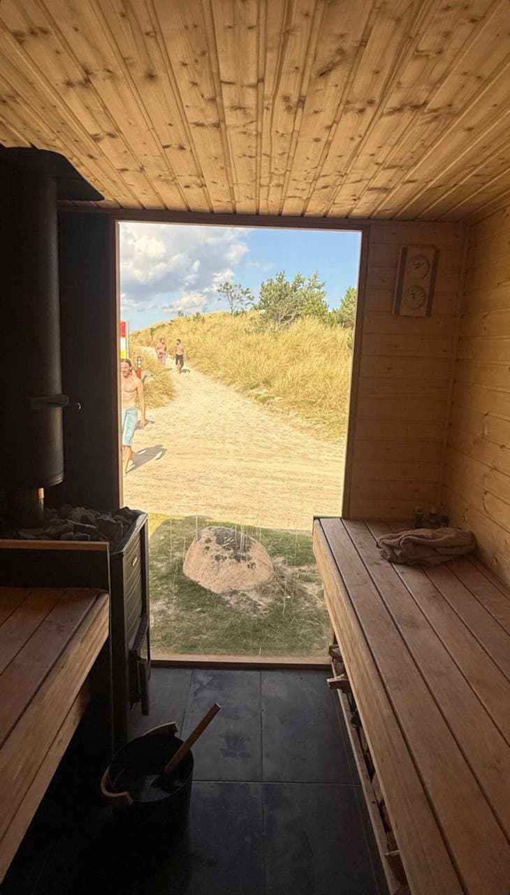 Sauna interiør med udsigt til klitter
